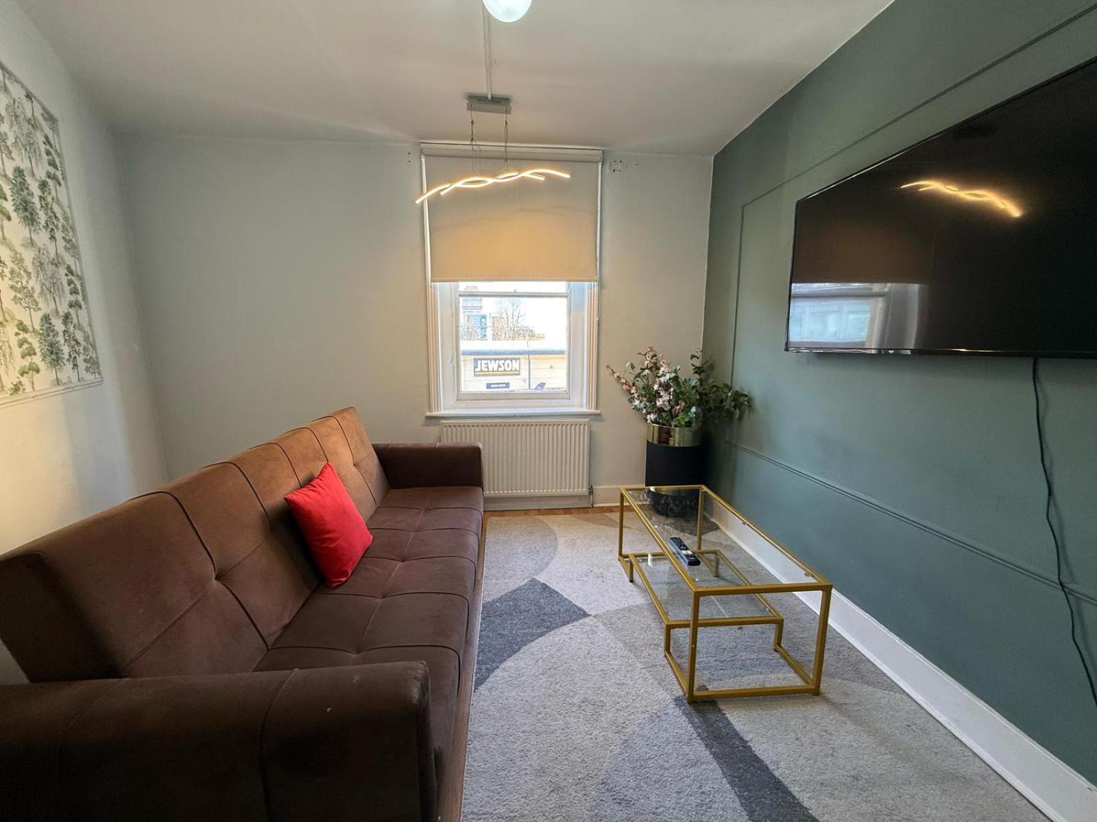 A6-3 Bed 2nd Floor Flat Near Elephant And Castle * Londra
