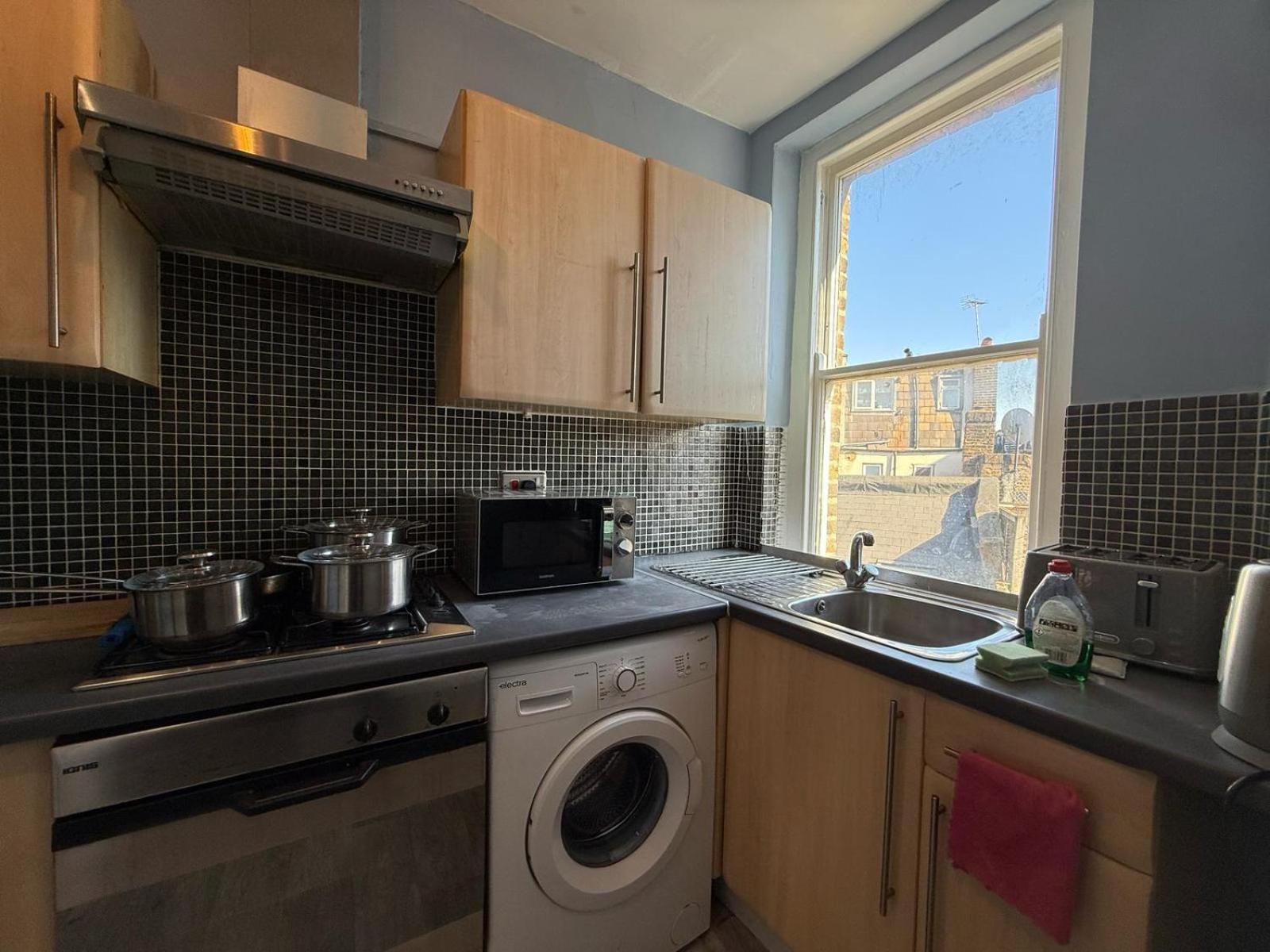 A6-3 Bed 2nd Floor Flat Near Elephant And Castle Londra